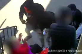 美国亚裔老夫妻家门口被劫 儿子光脚抄大刀吓退劫匪图片