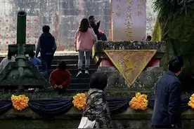 这块红军墓碑上的党徽为什么倒悬？图片