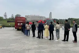 巡展现场｜红色大巴驶进瑞金，听“八子参军”故事向先烈默哀图片