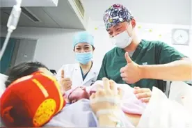 他是真暖男：陪15000个“别人媳妇”生孩子图片