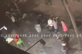 什么情况？凌晨，楼上泼水，楼下烧烤摊食客狂砸啤酒瓶“反击”图片