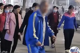 河南一大爷拄着拐杖挂着尿袋跳广场舞，闪耀整个广场，网友：大爷还是你大爷图片