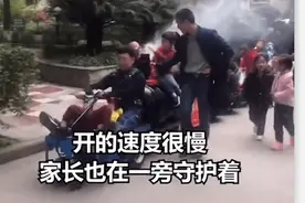高手在民间，外公自制“小火车”接外孙放学图片