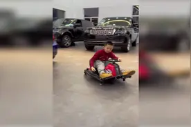 42秒 | 现实版“秋名山车神”！8岁男孩玩漂移卡丁车在豪车中穿梭视频封面