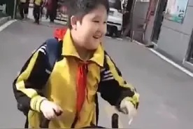 哥哥推婴儿车向同学炫耀妹妹：看！这是我的妹妹，可爱不？图片