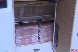 保险柜塞满现金！南京破获特大跨境网络赌博案，一嫌疑人躲21楼空调外机上图片