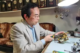 乡村钟表修理师：用匠心修补时光图片