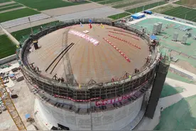 国内首座陆上LNG薄膜罐项目在河间市成功升顶图片