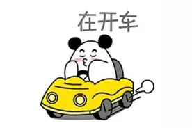惊！2岁幼童“偷开”三轮车，致两车受损图片