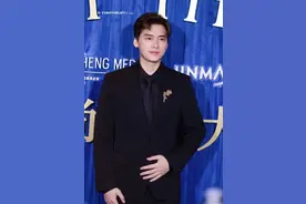 李易峰穿黑西装荣获“年度影响力奖，红毯上转身打喷嚏超可爱图片