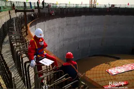 华港燃气建设的国内首座陆上LNG薄膜罐项目在河间成功升顶图片