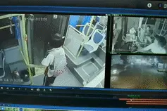 广东一女生下公交手脚被夹，拖行20多秒，监控看着揪心图片