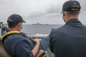 美国海军发布照片：中国航母辽宁舰和美舰近距离碰面图片