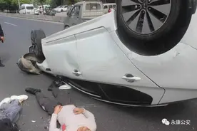 浙江永康两车互逐相撞：一辆无证驾驶，一辆车载两名儿童图片