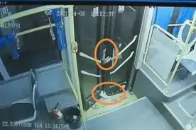 惊险！女孩下公交车手脚被夹拖行25秒图片
