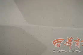 西安大兴西路高架桥下喷漆路过车跟着“遭殃”清洗最少300元图片