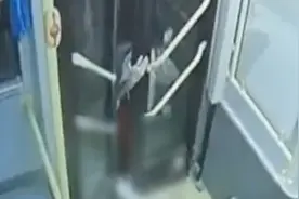 女学生下公交手脚被夹遭拖行24秒！涉事司机有20年驾龄已被停职图片