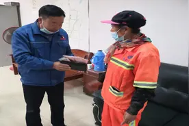 42秒 | 济南环卫工人拾金不昧并拒绝重金酬谢：“要了人家的不行”图片