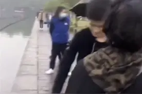 现场抢女婿？小伙跳入西湖救人后被大妈围住要微信图片