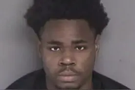 美国华人夫妇家门口被黑人抢劫：嫌犯用枪指头 子弹已上膛图片