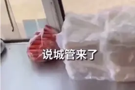 女孩买烤冷面遇城管被摊主叫上车 网友：客户变同伙了图片