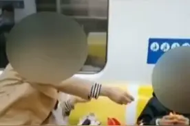 气愤！母子俩坐地铁边吃边扔，旁若无人还不听劝阻图片
