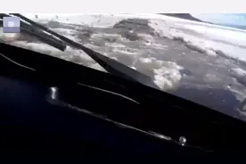 俄罗斯一司机开车穿越冰冻河流 冰面融化陷入水中被拖出图片