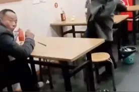 在外工作的女儿突然出现在面前，父亲一脸惊愕，随后反应令人泪目图片