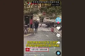 湖北一车主疑不满小区物业，竟驾车三撞停车场升降杆，网友：杀敌一百自损一千图片