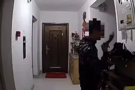 西安一男子一月两次偷闻女士高跟鞋，监控拍下“恶心”一幕，网友：他碰上我邻居就废了图片