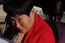 大妈练倒车入库，这表情管理绝了 网友：像极了我学车的样子图片