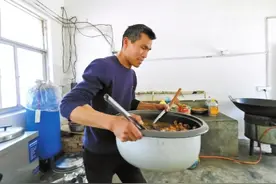 周口6岁女孩藏鸡腿给妈妈吃视频爆红的背后 是乡村学校给予留守儿童纯真的爱图片