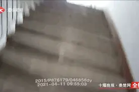 咋回事？十堰民警怒吼装修工人：“你今天把我气好狠！”图片