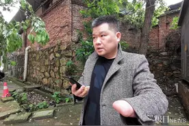 面包车冲入2米深水塘，湖南“孤掌”大侠抡锤砸窗救人图片