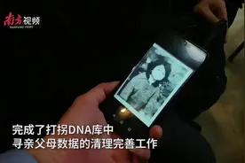 28年后，她终于找到亲生父亲图片