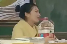 老师感冒想喝水 学生提来一大桶：管够图片
