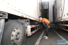 上海：越夜越忙碌 探访高速公路旁的快递转运中心图片