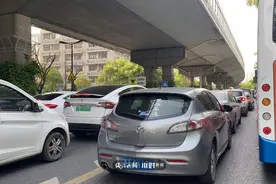 堵到裂开，一个口子20分钟过不了！杭州这个路口为什么这么堵？图片