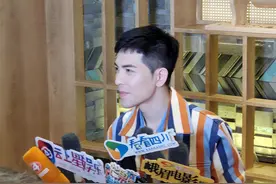 “雨神”萧敬腾来成都又逢下雨，学说四川话逗乐粉丝图片