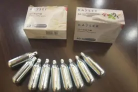 律师谈“女生寝室查获两箱笑气”：不是毒品，属危险化学品视频封面