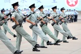 齐步走，正步走，177年来第一次！香港警察首次在正式场合迈出中式步伐图片