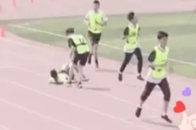 扶起摔倒同学，这是中考赛道上的“满分”转身图片