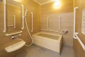 那些优秀的养老机构，都是怎么给老人洗澡的图片