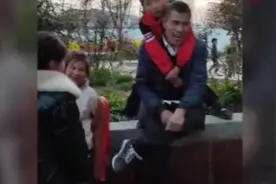 “鸡腿女孩”背后的80后白发校长：农村孩子总要有人来陪视频封面