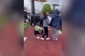 美国芝加哥一家麦当劳附近发生枪击案 ！一名7岁女童中弹身亡，周围人大喊“他杀了个婴儿！”视频封面