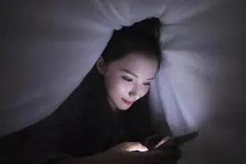 长期在睡前玩手机的人，3个“痛苦”会找上你图片