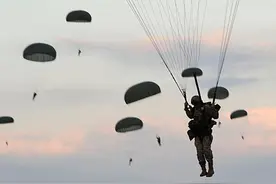 美国陆军第82空降师一名伞兵在训练中死亡图片