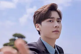 女友视角！李易峰对镜伸手太撩了 穿西服套装变总裁男友图片