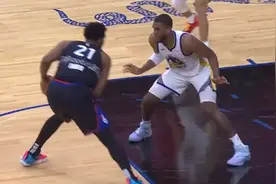 恩比德：“库里你怎么老当着我的面投篮？！”图片