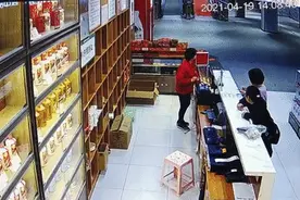 这一幕可敬！俩女孩用身体当刹车，挡住电梯上冲下的轮椅老人图片